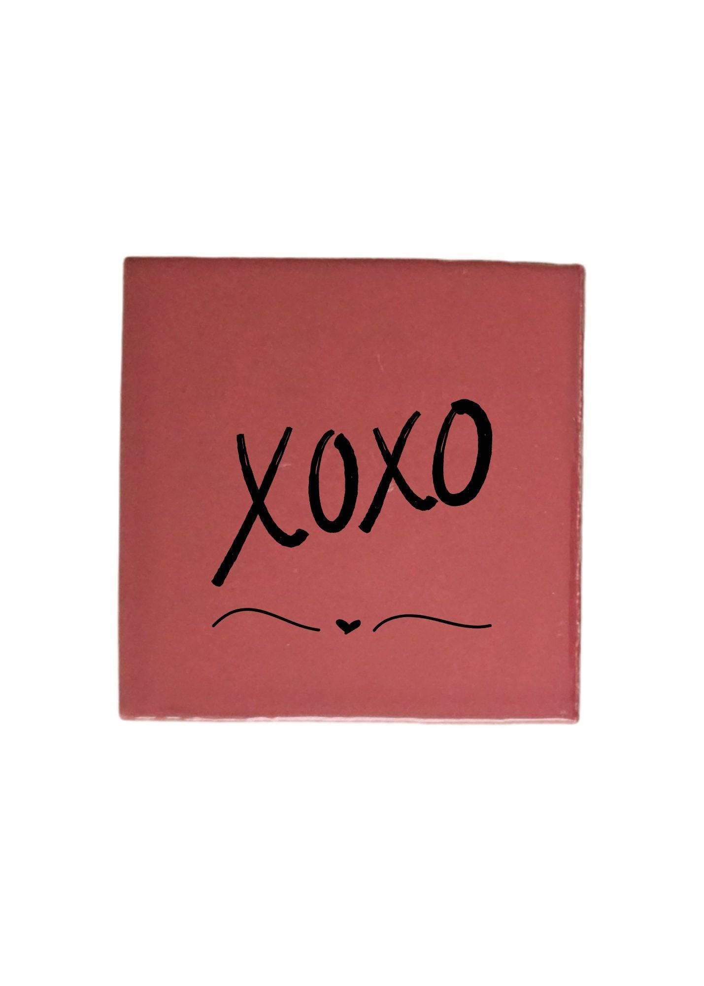 Gekleurd Tegeltje 10 x 10 cm - 'XOXO' - Stijlvolle Decoratie - Sticker82