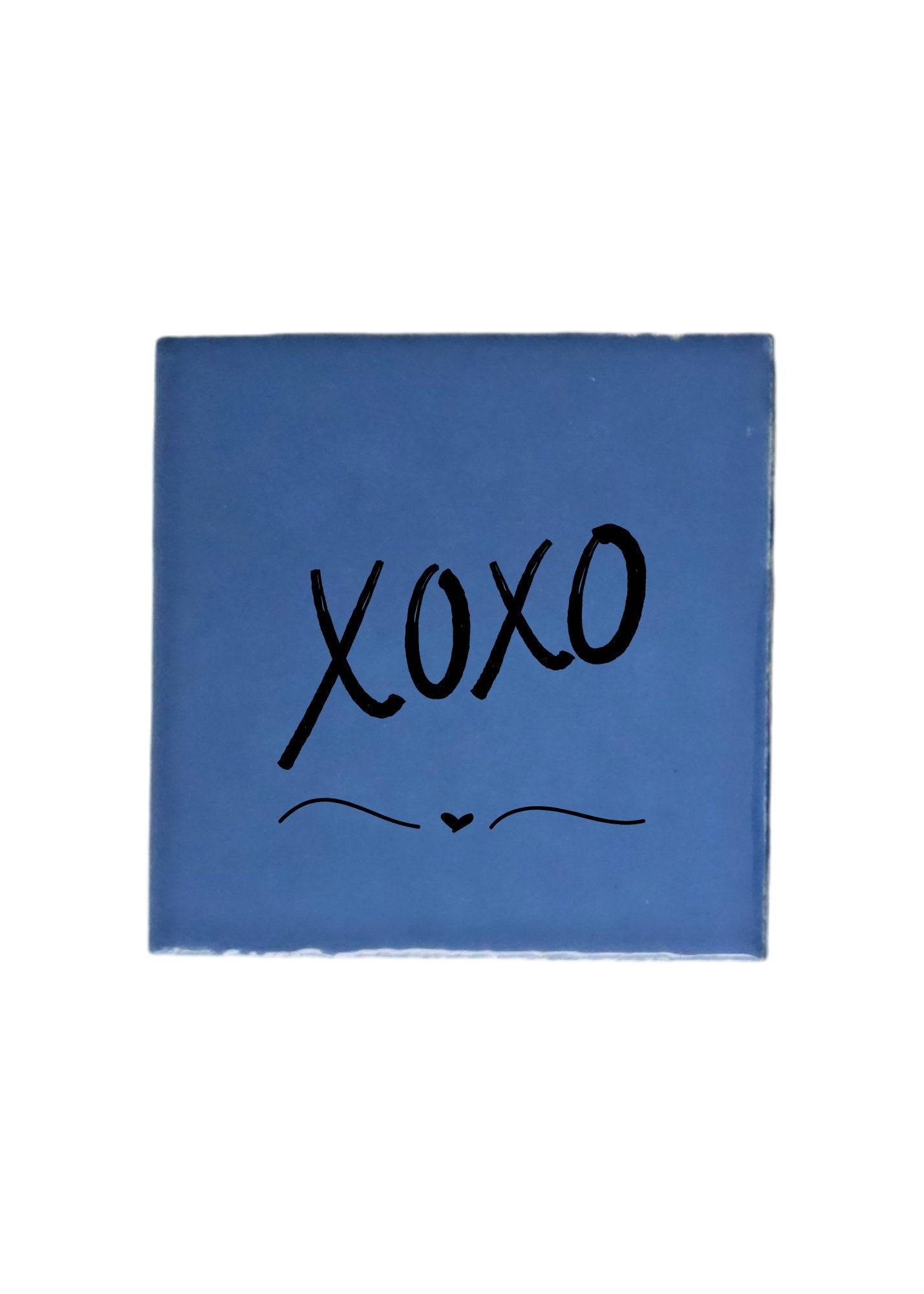 Gekleurd Tegeltje 10 x 10 cm - 'XOXO' - Stijlvolle Decoratie - Sticker82