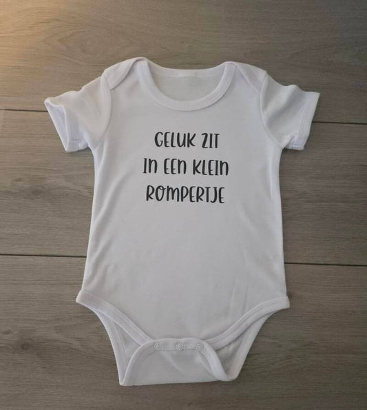 Wit Rompertje met Tekst "Geluk Zit in een Klein Rompertje" - Maat 62 - Sticker82